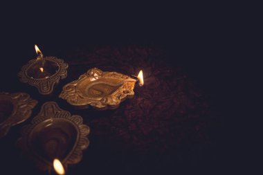 Diwali güzel Diya lambası yere dizildi ve yakıldı