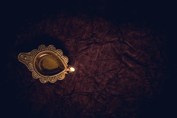 Diwali παραδοσιακή λάμπα diya στο πάτωμα φόντο επίπεδη lay — Φωτογραφία Αρχείου