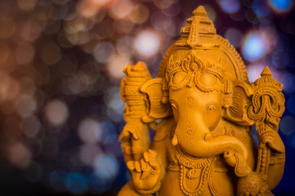 # Tanrı Ganesha 'nın boş duruşu ışıltılı arka planda #
