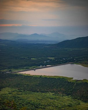 Güzel su barajı manzarası, muhteşem manzara, Tamilnadu, Hindistan