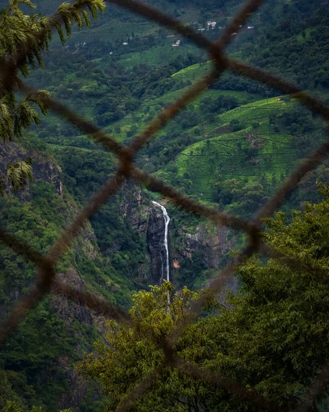 Güzel şelale manzarası Ooty India 'nın muhteşem manzarası.
