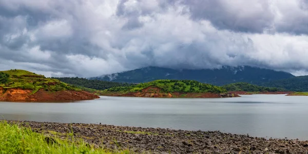Güzel manzara gölü ve tepeler panorama, Banasura, Kerala, Hindistan