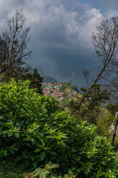 Tepedeki köy. Manzara. Kodaikanal, Hindistan 'da güzel manzara.