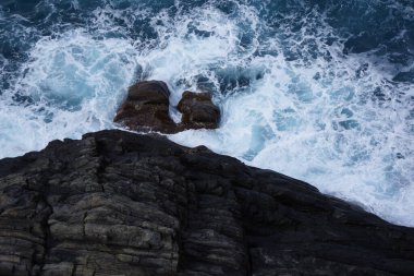 İtalya kıyıları, Cinque Terre, dalgalar kayalara vuruyor.