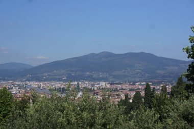 Şehir manzarası ve Boboli Bahçeleri 'ndeki dağlar