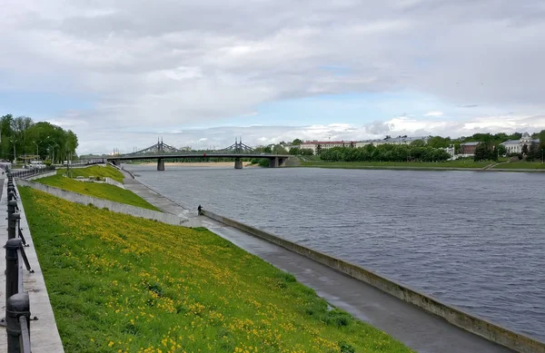 Eski Volga köprüsü ve Volga nehri manzarası. Taşıyıcı
