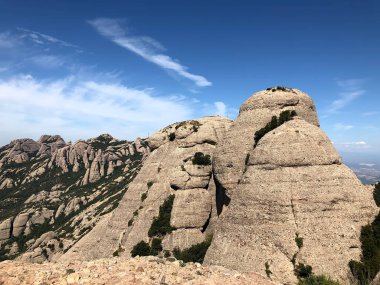 Moncerat dağlarının yüceliği. 
