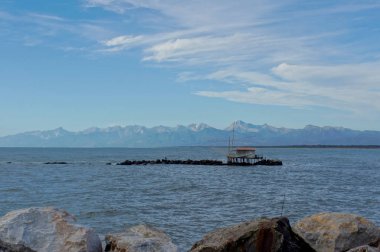 Pisa yakınlarında deniz ve dağlar