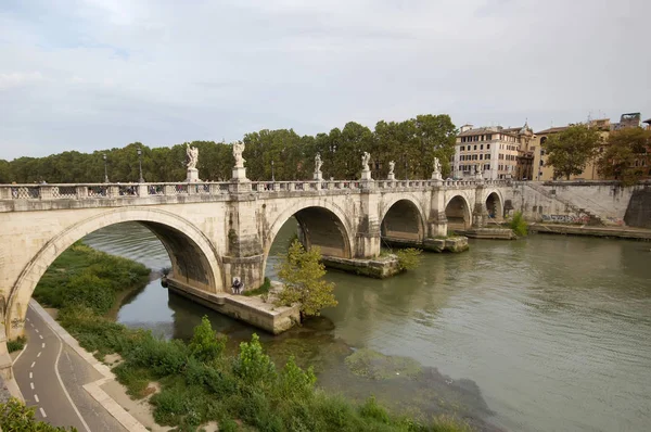 Roma 'daki Tiber Nehri üzerindeki uzun köprü.