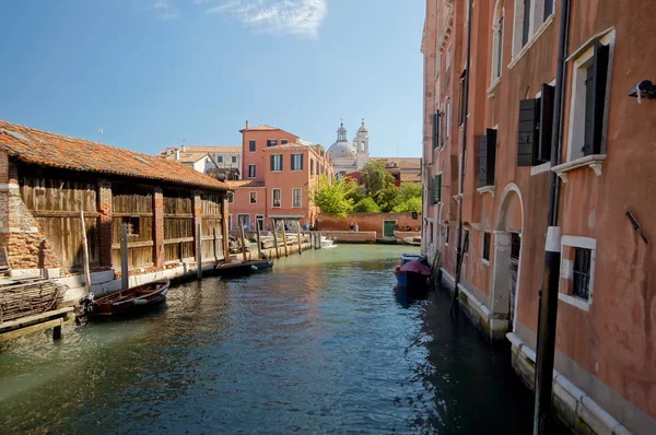Venedik. Park etmiş tekneleri olan bir kanal. İtalya