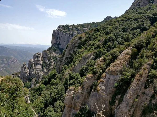 Moncerat Dağı 'nın dik yamaçları. Yeşil yamaçlar. İspanya 1