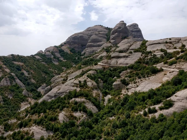 Tuhaf dağlar. Monserat 'ın kayaları. İspanya