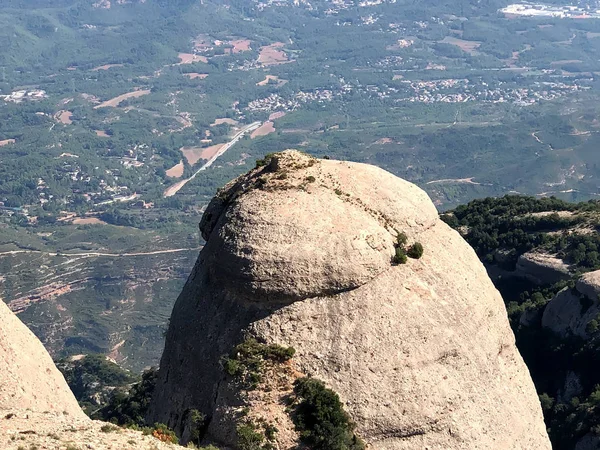 Moncerat 11 'in dağlarının büyüklüğü.