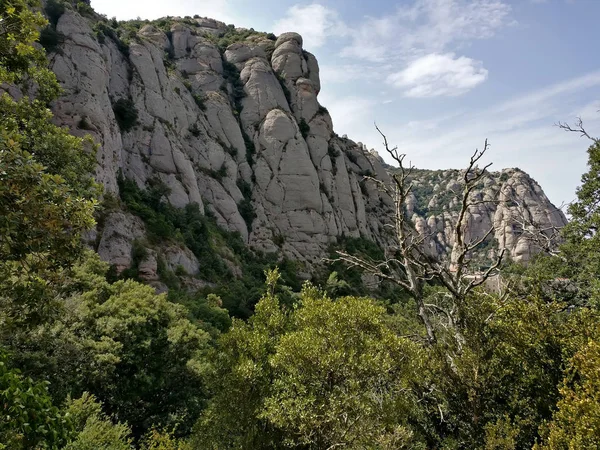 Monserat Dağı 'nın kayalık yamaçları.