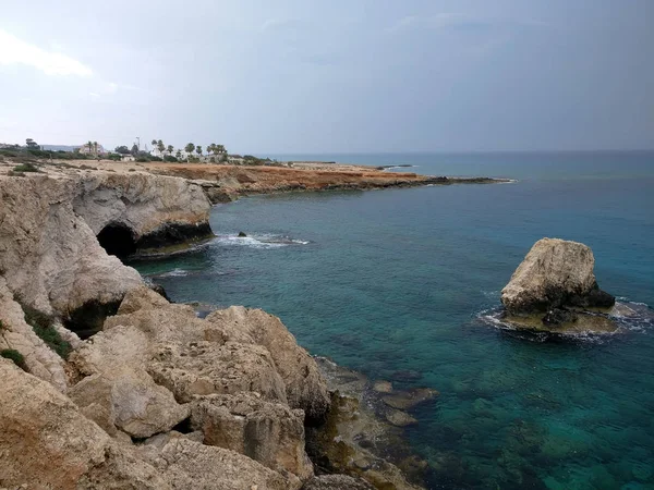 Paphos 'un sarp kıyıları