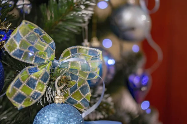 Noel ağacı süslemesi. Noel arifesinde bir fiyonk