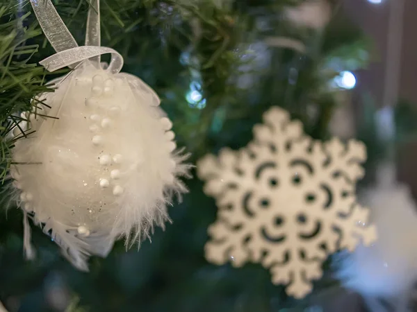 Witte Kerstboom Speelgoed Wazig Achtergrond — Stockfoto