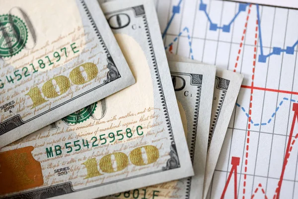  Kağıt tablo arkaplanındaki dolar banknotları