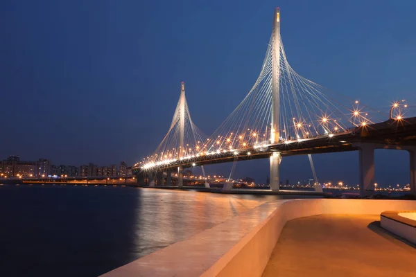 Akşam St. Petersburg 'daki Yat Köprüsü manzarası