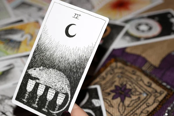  Geleceği tahmin etmek ve tahmin etmek için tarot kartları