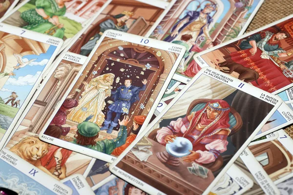  Geleceğin kehaneti ve kehaneti için tarot kartları. İyi tahmin, çift ve sihir.