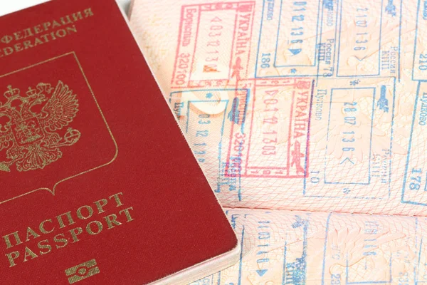 ロシア連邦とパスポートはロシア語で書かれている 書類だロシアのパスポートとパスポートのページとスタンプ国境を越える — ストック写真