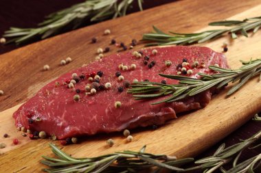 Biber ve biberiyeli pişmemiş biftek, sağlıklı beslenme konsepti.