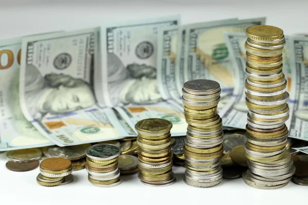 Banknotların arka planında para yığını, finans ve para kavramı