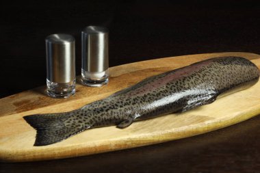 Kesme tahtasındaki taze pişmemiş balık