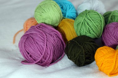 örgü ya da örgü örmek için çok renkli parlak iplik topları