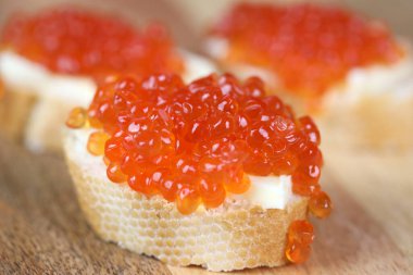 Kırmızı havyar kanepeleri, lezzetli sağlıklı yiyecekler.