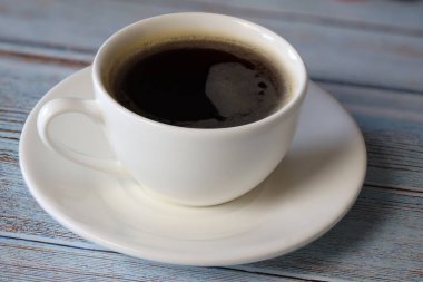 Tahta masada bir fincan kahve.