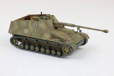 Hobi modelleme, el yapımı tankın plastik modeli, Nashorn kendinden güdümlü tanksavar silahı.