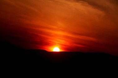 Gün batımı parlak renkler güzel gökyüzü