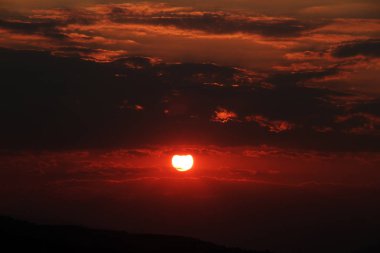 Gün batımı parlak renkler güzel gökyüzü