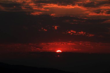 Gün batımı parlak renkler güzel gökyüzü