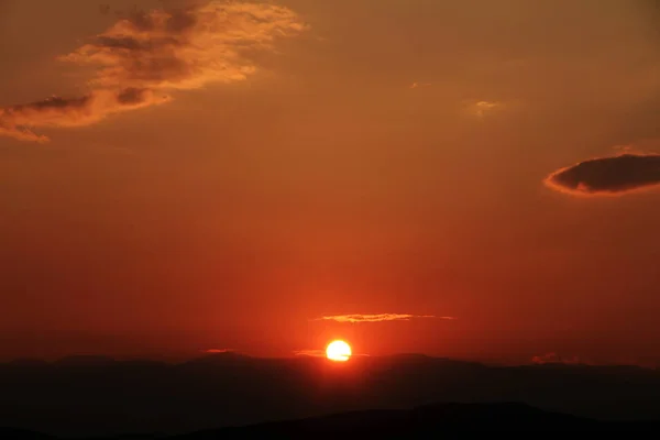 Puesta del sol amanecer colores brillantes hermoso cielo — Foto de Stock