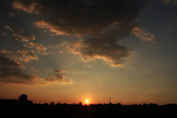 Puesta del sol amanecer colores brillantes hermoso cielo —  Fotos de Stock