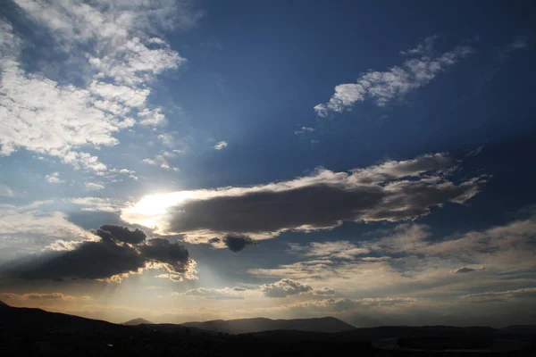 Pôr do sol nascer do sol cores brilhantes céu bonito — Fotografia de Stock