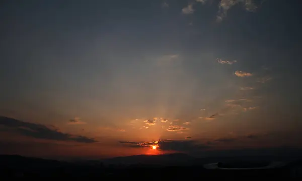 Pôr do sol nascer do sol cores brilhantes céu bonito — Fotografia de Stock