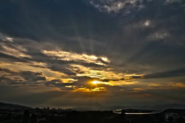 Zonsondergang zonsopgang heldere kleuren mooie hemel — Stockfoto