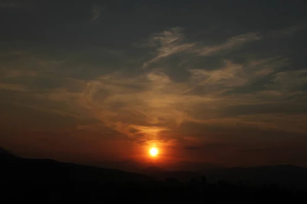 Sonnenuntergang Sonnenaufgang helle Farben schöner Himmel — Stockfoto