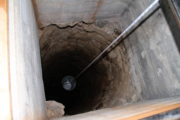 Le puits avec l'eau potable — Photo