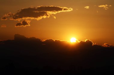 Gün batımı parlak renkler güzel gökyüzü