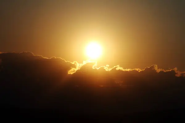 Západ slunce jasné barvy krásné nebe — Stock fotografie