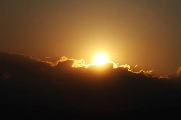 Pôr do sol nascer do sol cores brilhantes céu bonito — Fotografia de Stock