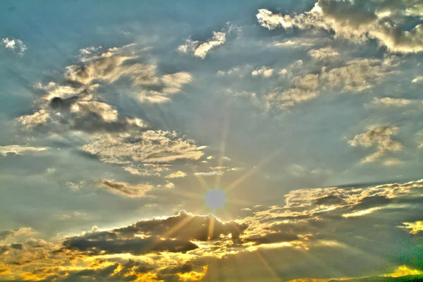 Zonsondergang zonsopgang heldere kleuren mooie hemel — Stockfoto