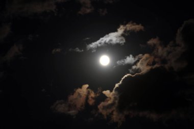 gece bulutlarda moon