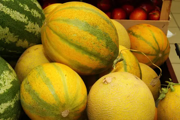 Whole melon in supermarket — Stock Photo, Image