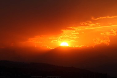Gün batımı parlak renkler güzel gökyüzü